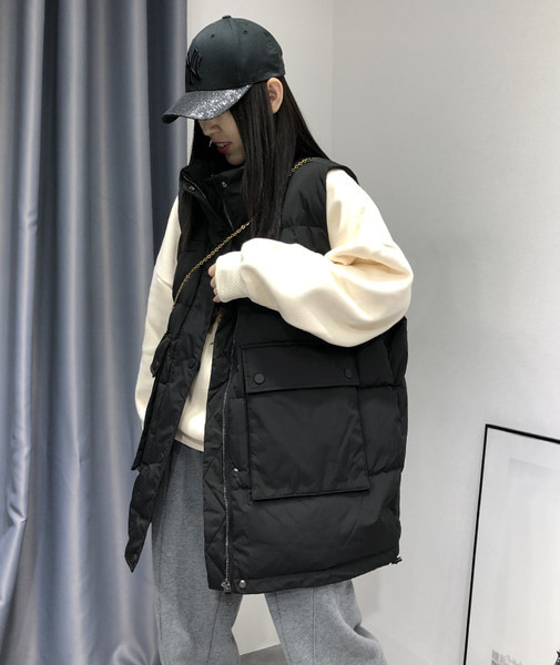 Női mellény magas gallérral és zsebekkel, két színben