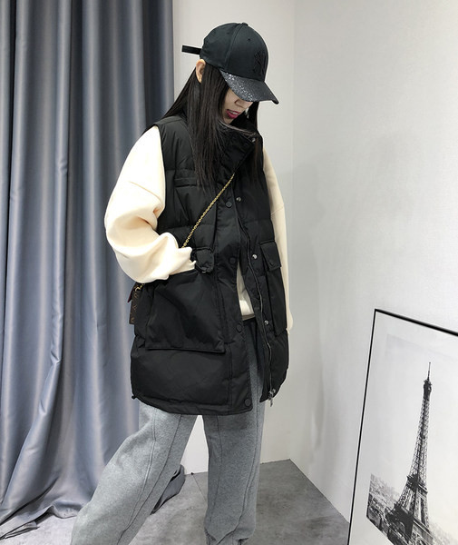 Női mellény magas gallérral és zsebekkel, két színben