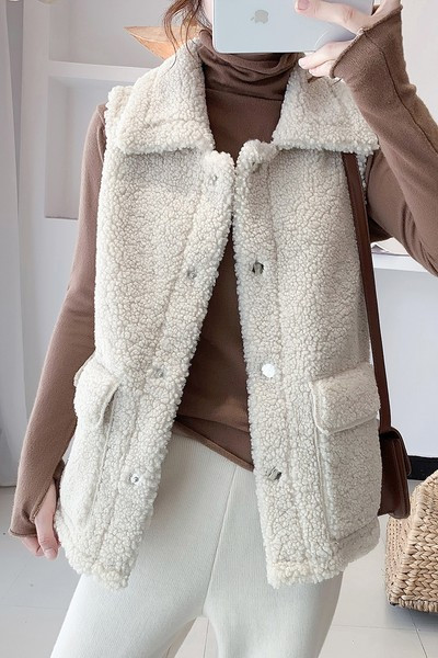 Széles mellény zsebekkel és gombokkal