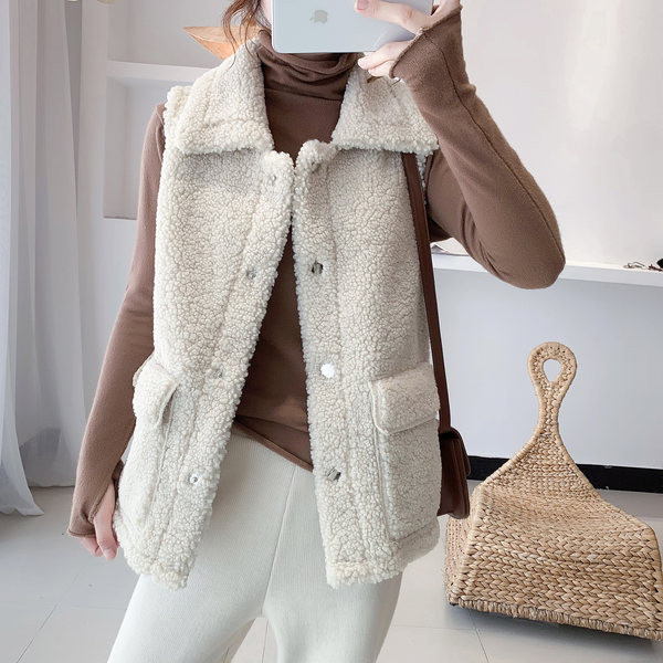 Széles mellény zsebekkel és gombokkal