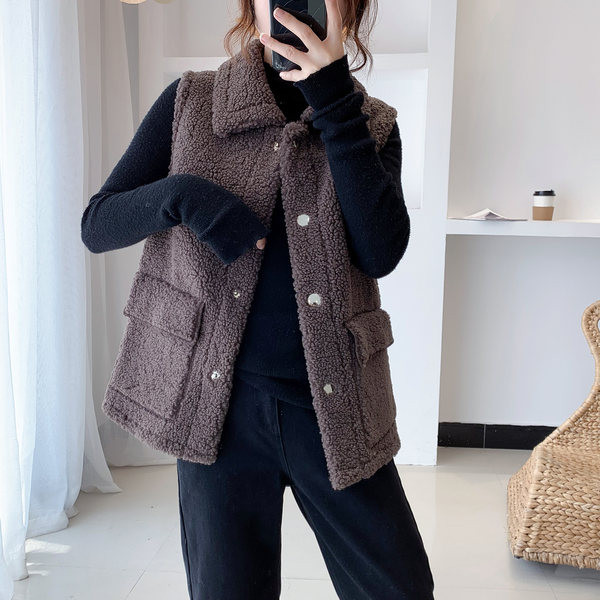 Széles mellény zsebekkel és gombokkal