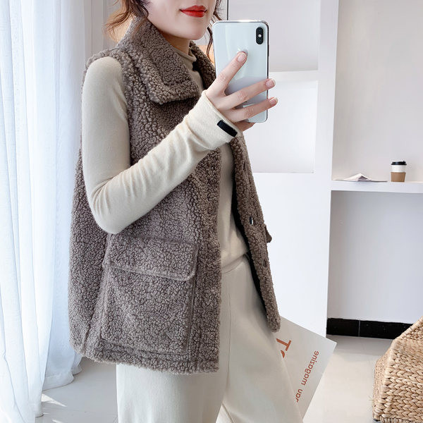 Széles mellény zsebekkel és gombokkal