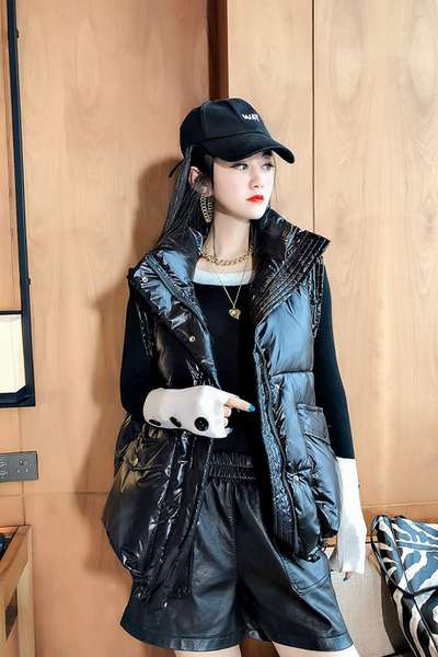 Női mellény széles modell zsebekkel