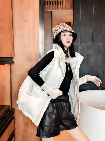 Női mellény széles modell zsebekkel