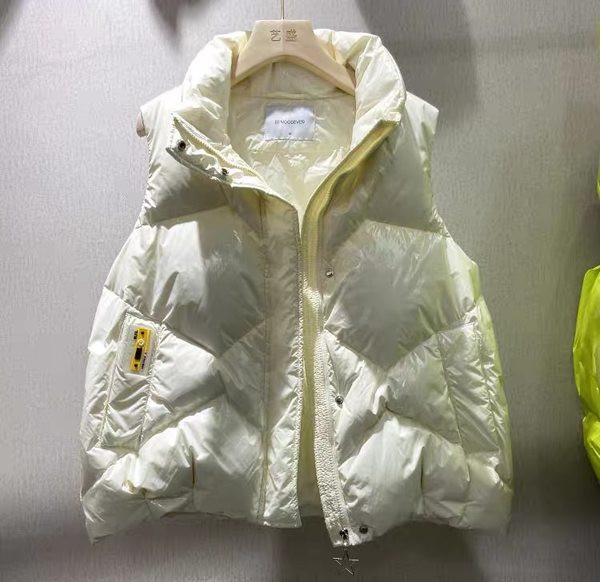 Női téli mellény gombokkal