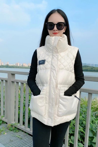 Ležeran prsluk s visokim ovratnikom i amblemom