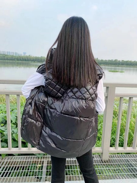 Ležeran prsluk s visokim ovratnikom i amblemom