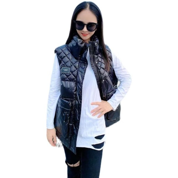 Ležeran prsluk s visokim ovratnikom i amblemom