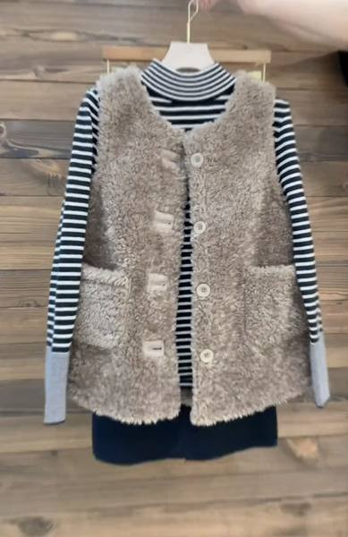 Női pehelymellény gombokkal és zsebekkel