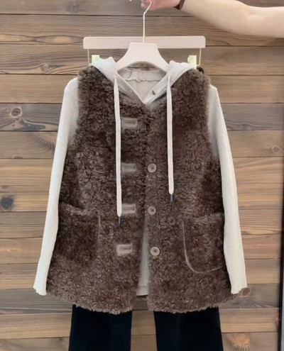 Női pehelymellény gombokkal és zsebekkel