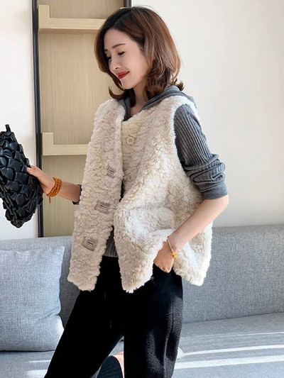 Női pehelymellény gombokkal és zsebekkel