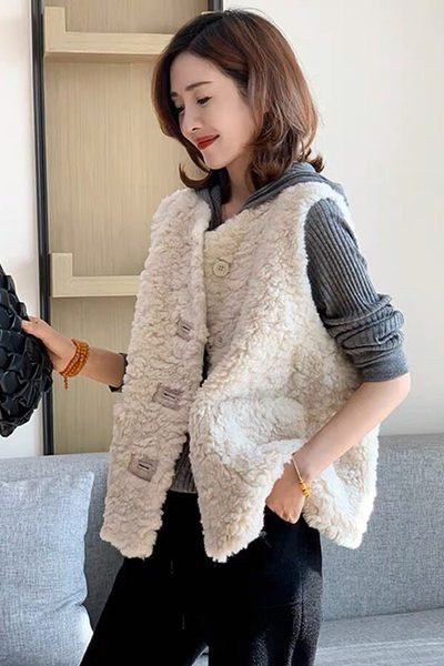 Női pehelymellény gombokkal és zsebekkel