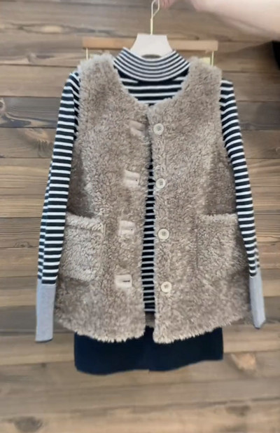 Női pehelymellény gombokkal és zsebekkel