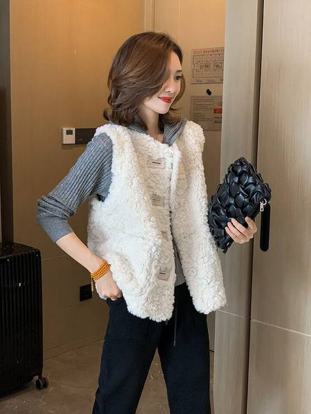 Női pehelymellény gombokkal és zsebekkel