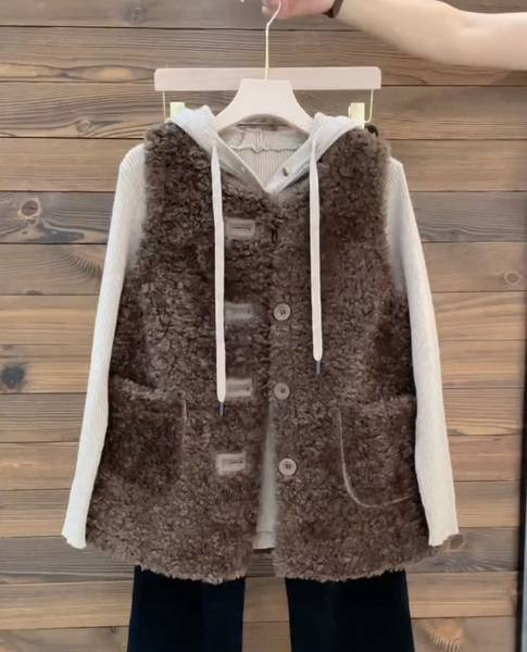 Női pehelymellény gombokkal és zsebekkel