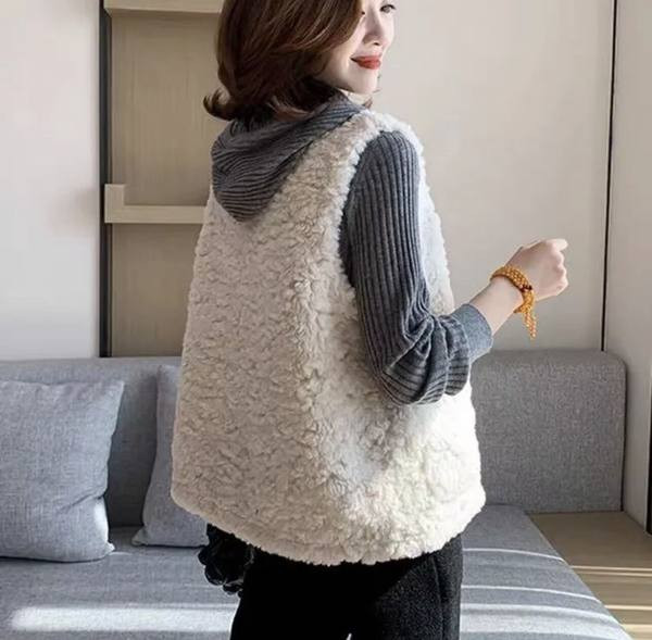 Női pehelymellény gombokkal és zsebekkel