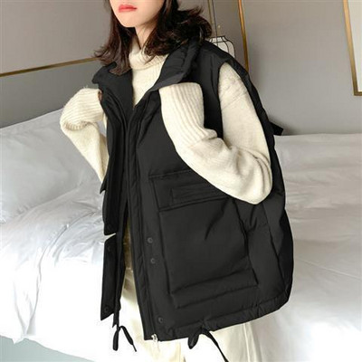 Széles női mellény magas gallérral és zsebekkel