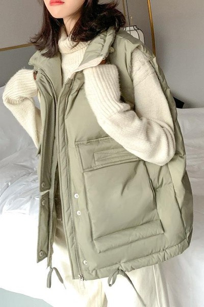 Széles női mellény magas gallérral és zsebekkel