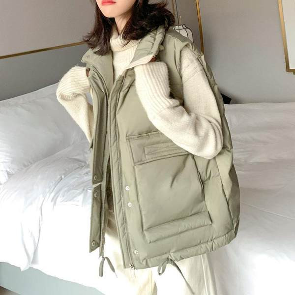 Széles női mellény magas gallérral és zsebekkel