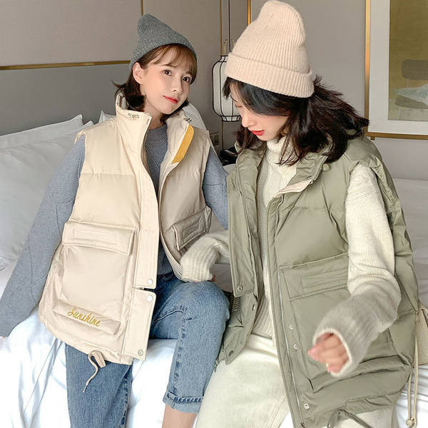 Széles női mellény magas gallérral és zsebekkel