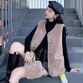 Pehelymellény gombokkal és zsebekkel