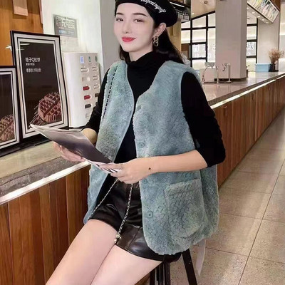 Pehelymellény gombokkal és zsebekkel