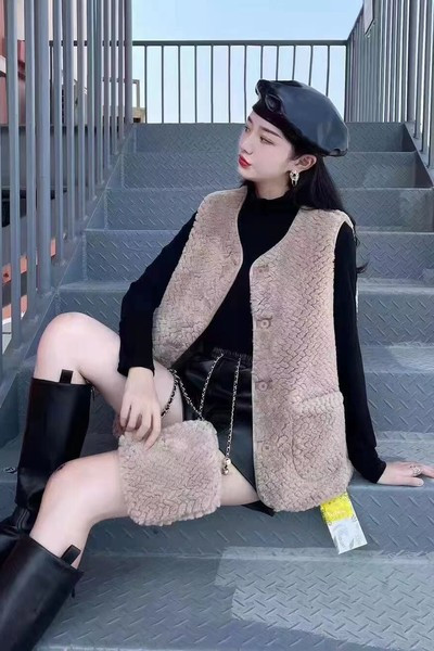 Pehelymellény gombokkal és zsebekkel