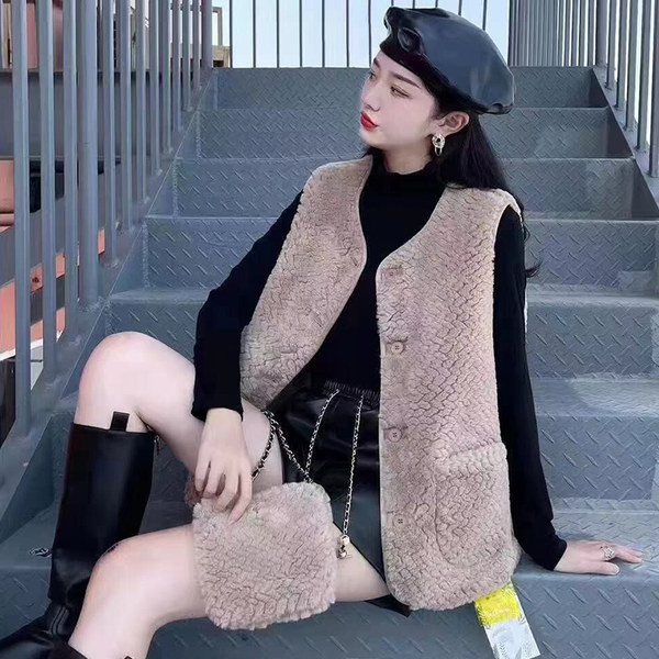 Pehelymellény gombokkal és zsebekkel