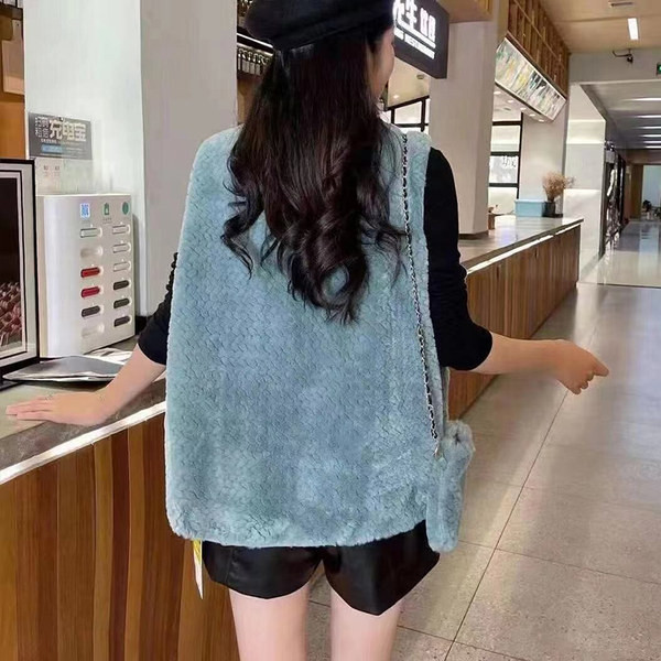 Pehelymellény gombokkal és zsebekkel