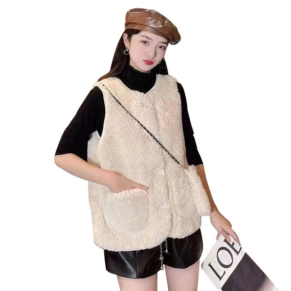 Pehelymellény gombokkal és zsebekkel