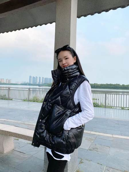 Női mindennapi mellény felirattal