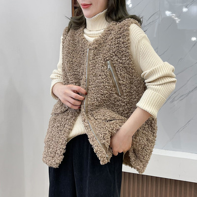 Modern női pehelymellény zsebekkel és spitz nyakkivágással