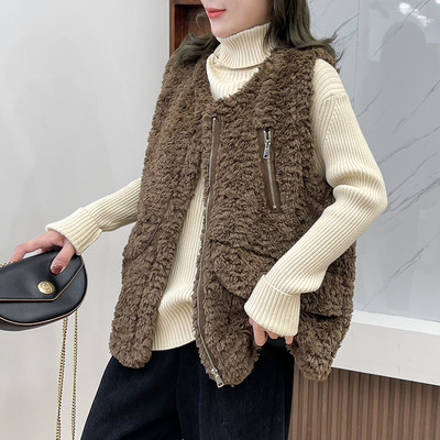 Modern női pehelymellény zsebekkel és spitz nyakkivágással