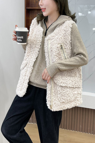 Modern női pehelymellény zsebekkel és spitz nyakkivágással