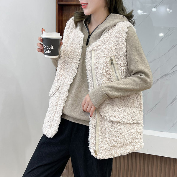 Modern női pehelymellény zsebekkel és spitz nyakkivágással