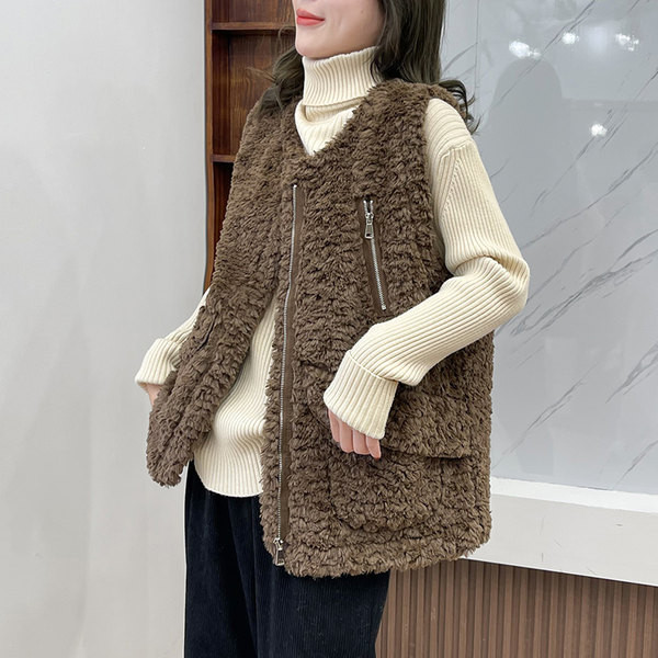 Modern női pehelymellény zsebekkel és spitz nyakkivágással