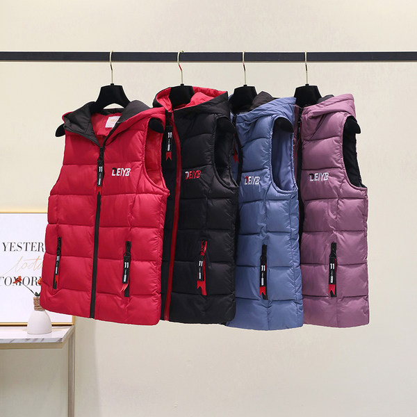 Alkalmi mellény hímzett felirattal és kapucnival