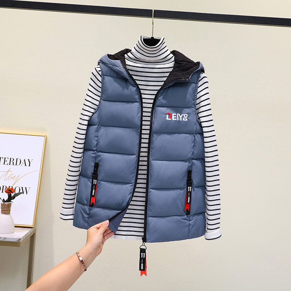 Alkalmi mellény hímzett felirattal és kapucnival