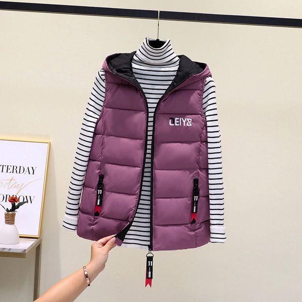 Alkalmi mellény hímzett felirattal és kapucnival