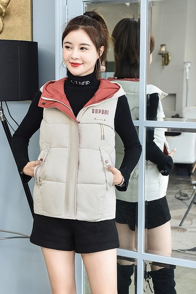 Rövid női mellény kapucnival és felirattal