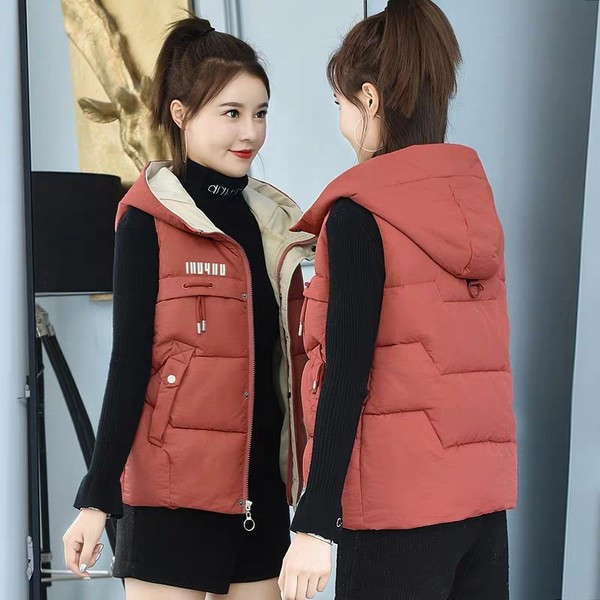 Rövid női mellény kapucnival és felirattal