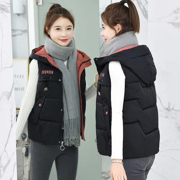 Rövid női mellény kapucnival és felirattal