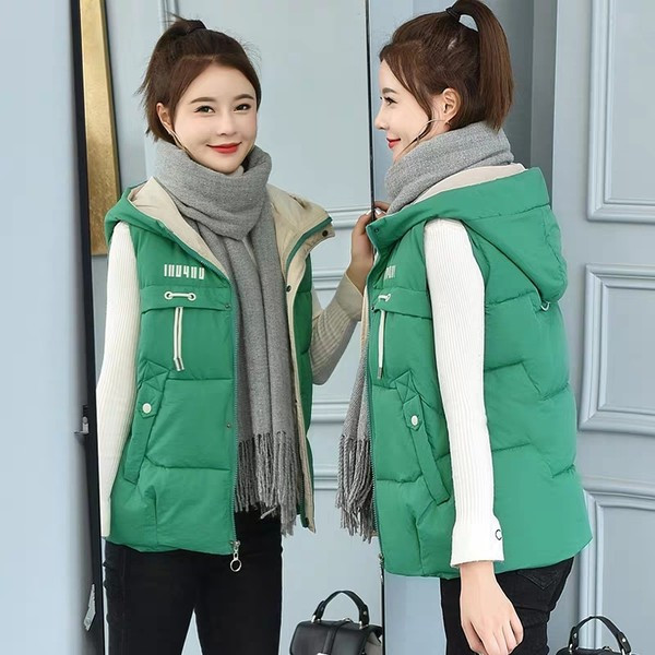 Rövid női mellény kapucnival és felirattal