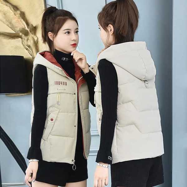 Rövid női mellény kapucnival és felirattal