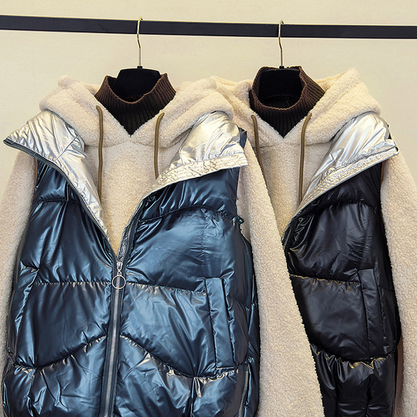 Őszi-téli női mellény magas gallérral - fekete és kék