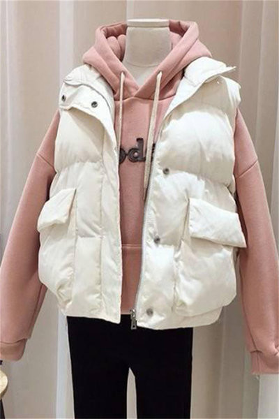 Κοντό γυναικείο γιλέκο με μεγάλες τσέπες και κουκούλα