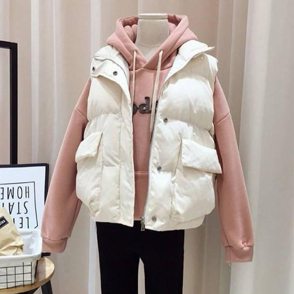 Κοντό γυναικείο γιλέκο με μεγάλες τσέπες και κουκούλα