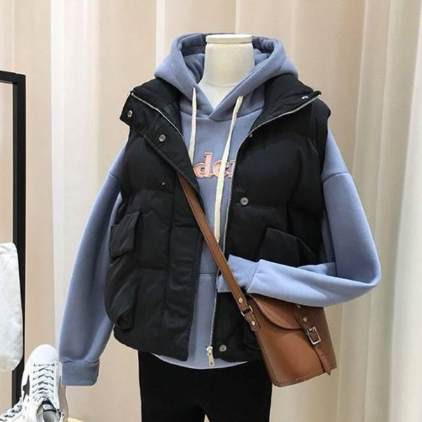 Κοντό γυναικείο γιλέκο με μεγάλες τσέπες και κουκούλα