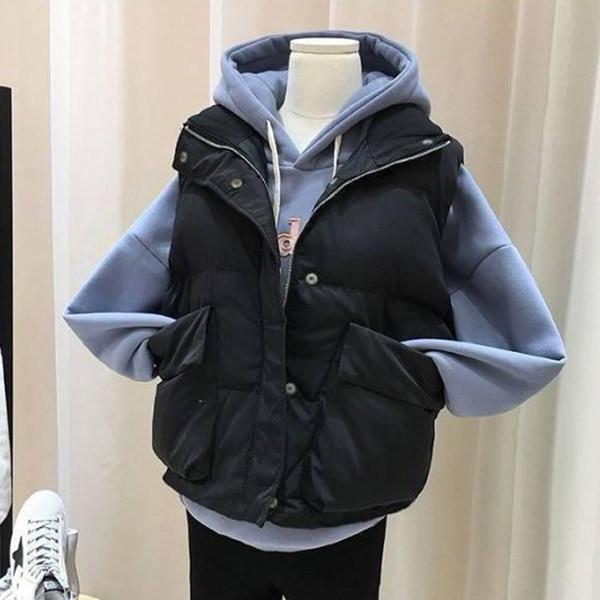 Κοντό γυναικείο γιλέκο με μεγάλες τσέπες και κουκούλα