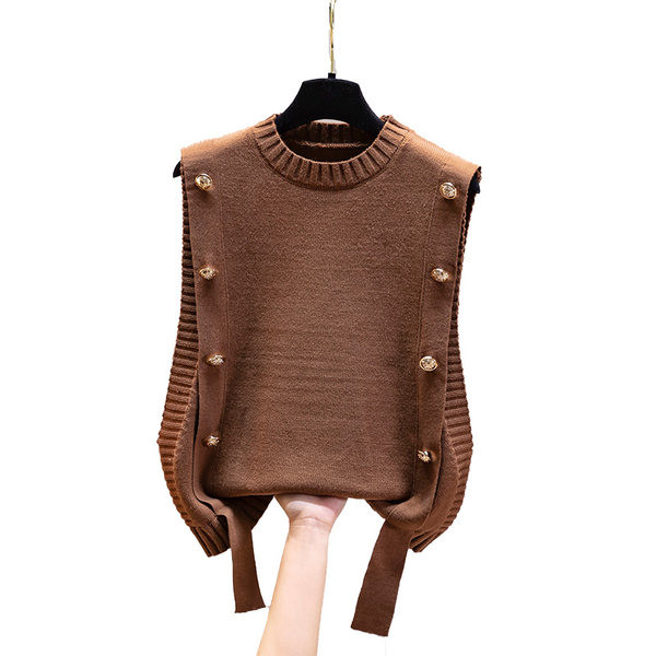 Moodne naiste kootud vest nööpide ja ümara kaelusega